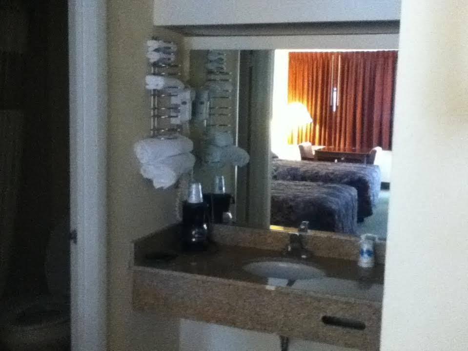 America'S Inn Williamsburg Bagian luar foto