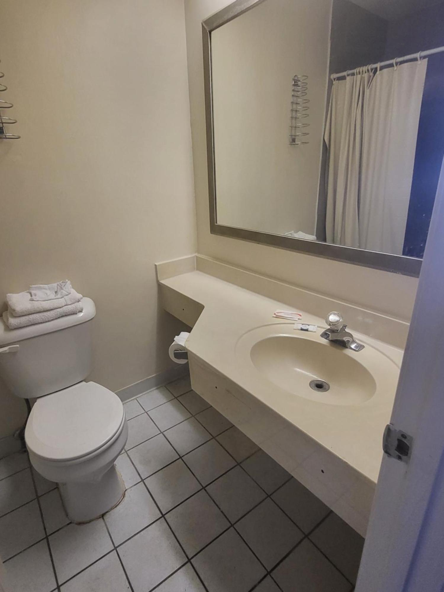 America'S Inn Williamsburg Bagian luar foto