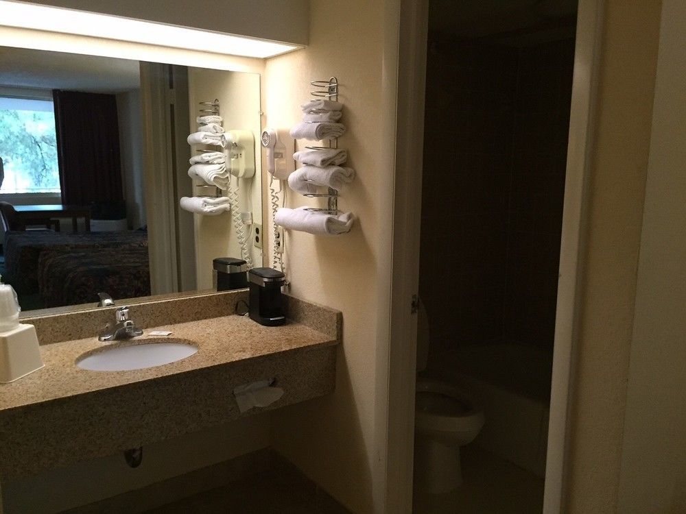 America'S Inn Williamsburg Bagian luar foto